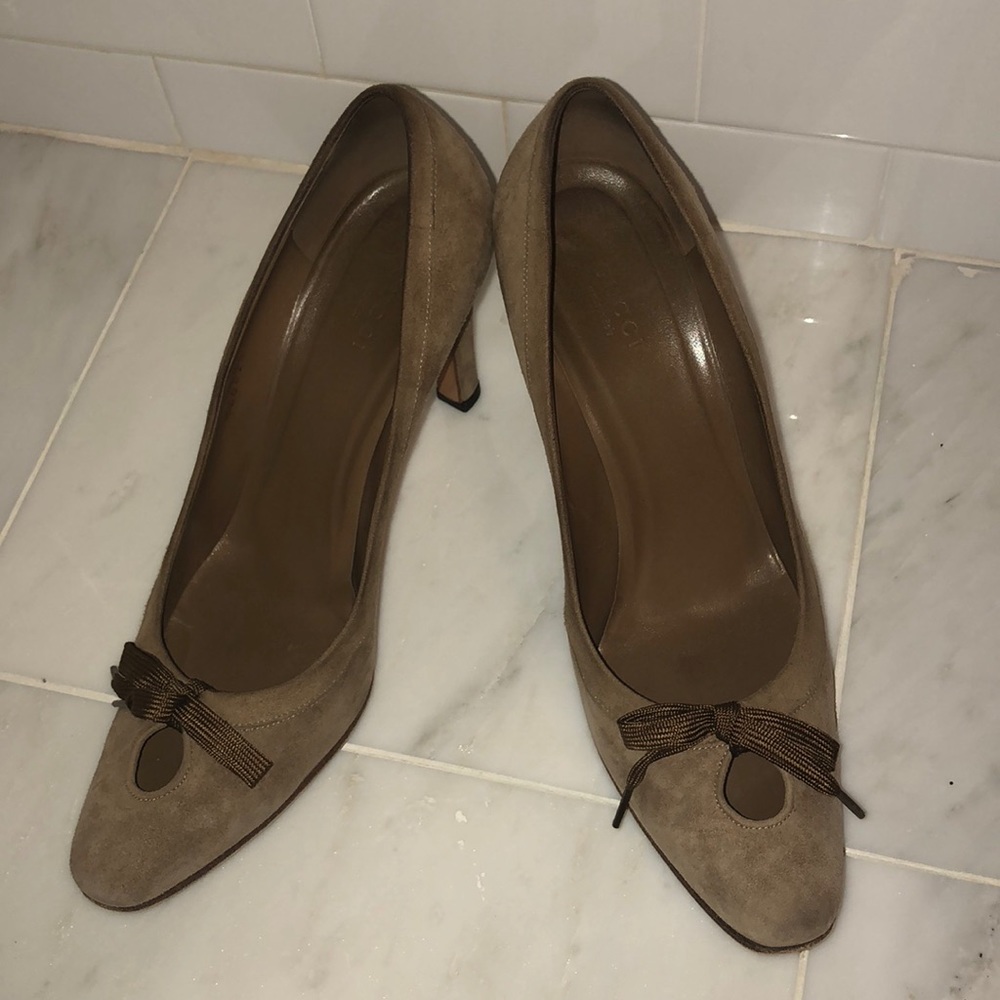 Gucci Beige Suede pumps with silk laces. Size 8.5